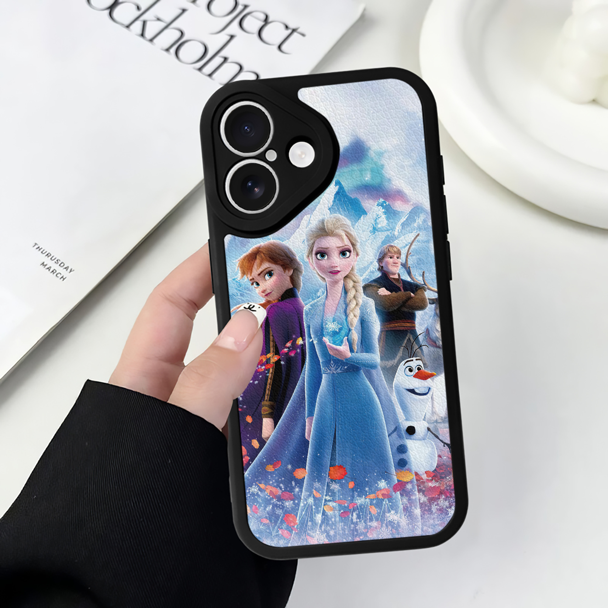 （画像用） アナと雪の女王 アンナ エルサ Frozen Anna Elsa 【iPhone 16シリーズ対応】シリコンスマホケース（レザー調） 材質：シリコン